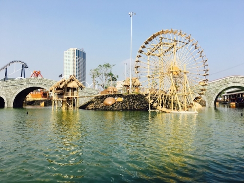 Nhà tre, vòng xoay nước, công viên Đại Dương Hạ Long